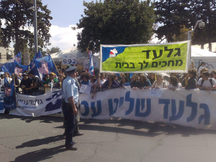 הפגנה מול בית ראש הממשלה לשחרור שליט (צילום: יוסי זילברמן)