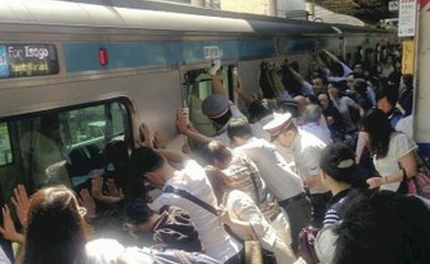 הנוסעים דחפו את הרכבת (צילום: yahoo.co.jp)
