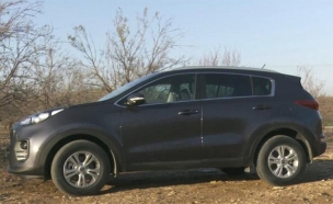 גיא גיאור חי באוטו עם קיה ספורטאז' 1.6 (צילום: מתוך חי בלילה, שידורי קשת)