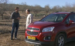 גיא גיאור בודק את הטראקס (צילום: מתוך חי בלילה, שידורי קשת)