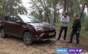 גיא גיאור בודק את הטויוטה ההיברידית (צילום: מתוך חי בלילה, שידורי קשת)