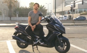 גיא גיאור יוצא לבדוק קטנוע של קימקו (צילום: מתוך חי בלילה, שידורי קשת)
