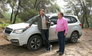 גיא גיאור בודק את הסובארו פורסטר (צילום: מתוך חי בלילה, שידורי קשת)