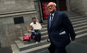 איש עסקים הולך ליד הומלס בניו יורק (צילום: Spencer Platt, GettyImages IL)