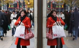 קונים ברחוב אוקספורד בלונדון (צילום: Scott Barbour, GettyImages IL)