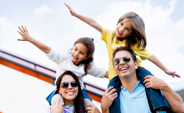 משפחה בחופשה (צילום: Andresr, Shutterstock) משפחה בחופשה (צילום: Andresr, Shutterstock)
