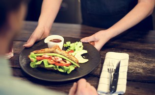 מלצרית מחזירה מנה (צילום: Shutterstock, mako אוכל)