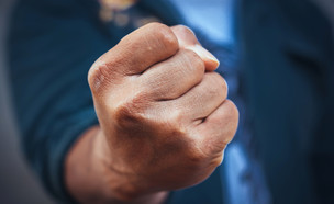 אגרוף (צילום: Sayan Puangkham, Shutterstock)