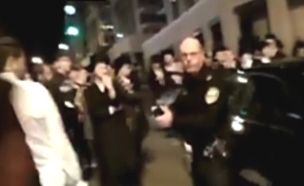 שוטר מאיים על מפגינים חרדים (צילום: מחאות החרדים)