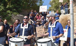 הפגנה מול שגרירות טורקיה בתל אביב (צילום: דרור לישראל)