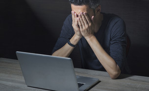 גבר מול מחשב (צילום: Morocko, ShutterStock)
