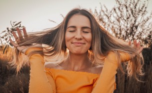 אישה שמחה (צילום:  Hean Prinsloo / Unsplash)