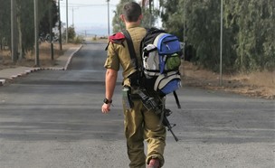 חייל יוצא מהבסיס (צילום: shutterstock)