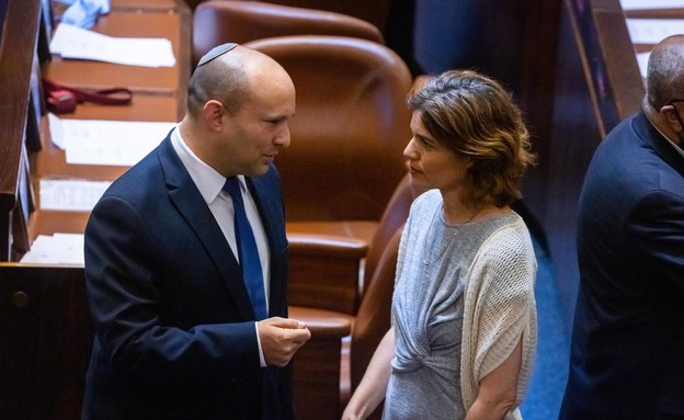 נפתלי בנט מדבר עם תמר זנדברג במליאת הכנסת (צילום: ‏אוליבייה  פיטוסי, פלאש/90 )