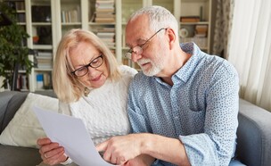 זוג נערך לגיל הפרישה (צילום: Robert Kneschke, shutterstock)
