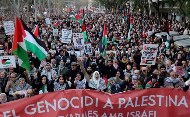 צעדה הפגנה פרו פלסטינית ברצלונה (צילום: LLUIS GENE, getty images) צעדה הפגנה פרו פלסטינית ברצלונה (צילום: LLUIS GENE, getty images)