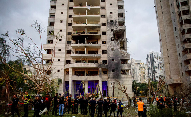 נזקי הנפילה בגוש דן (צילום: reuters) נזקי הנפילה בגוש דן (צילום: reuters)
